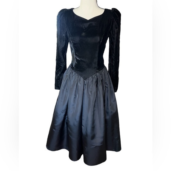 Gunne Sax Dresses & Skirts - Gunne Sax Vintage Velvet Dress